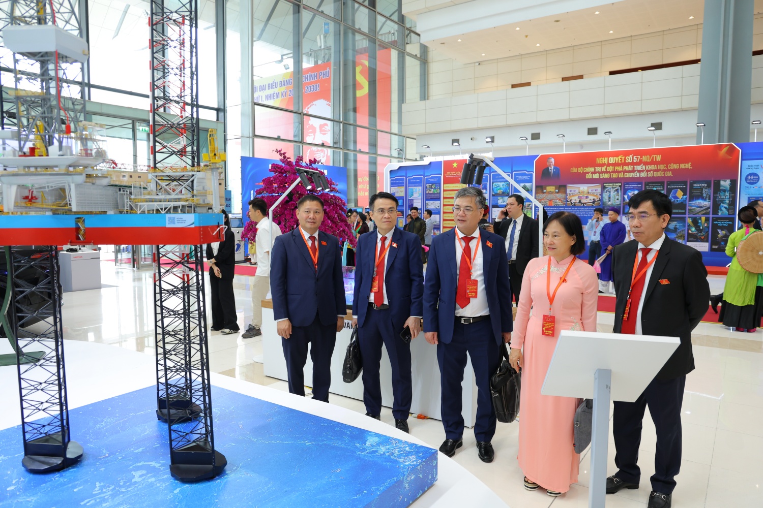Các đại biểu tham quan mô hình giàn khoan Tam Đảo 05.