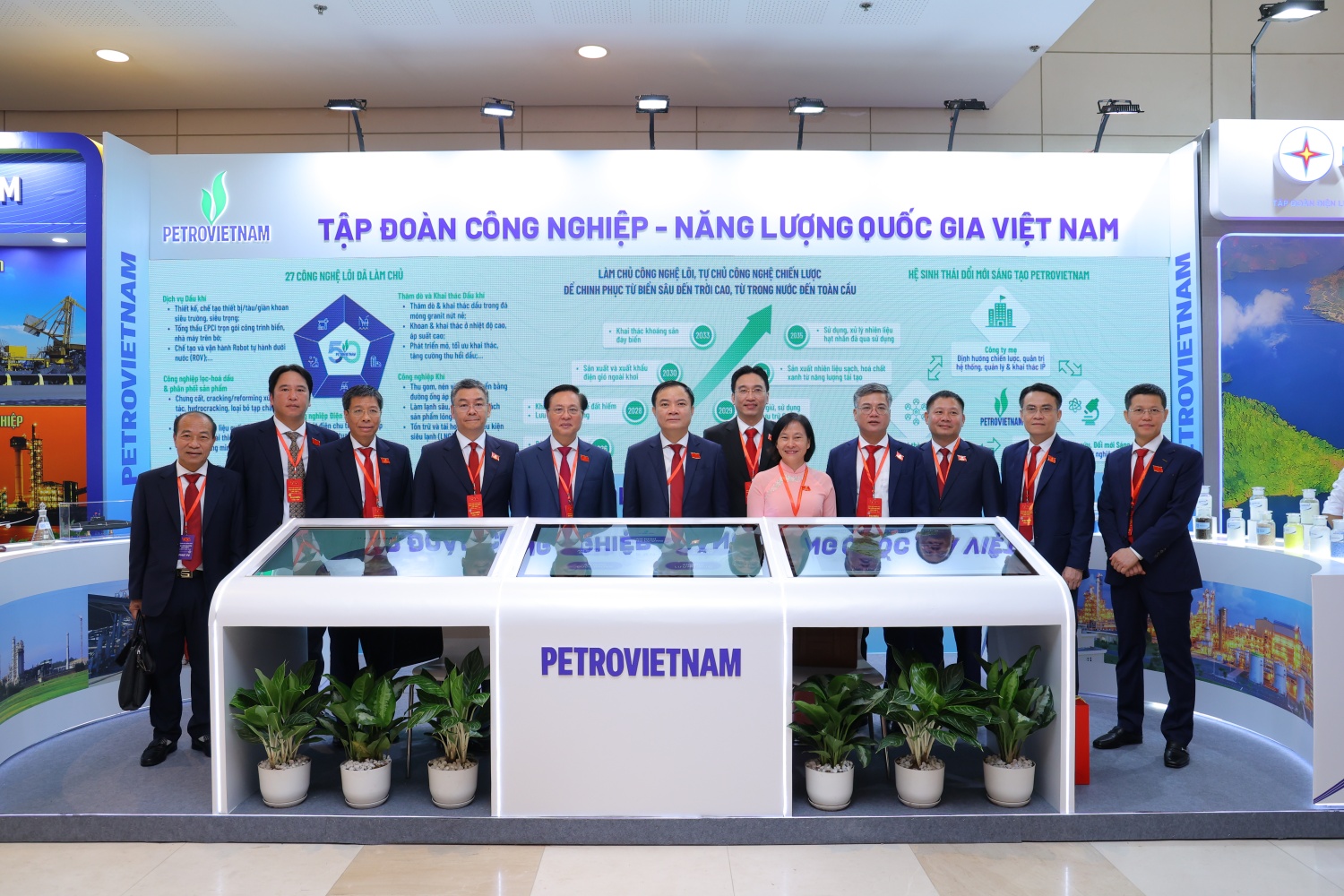 Đoàn đại biểu Petrovietnam tại gian trưng bày của Tập đoàn tại Đại hội Đại biểu Đảng bộ Chính phủ lần thứ I.