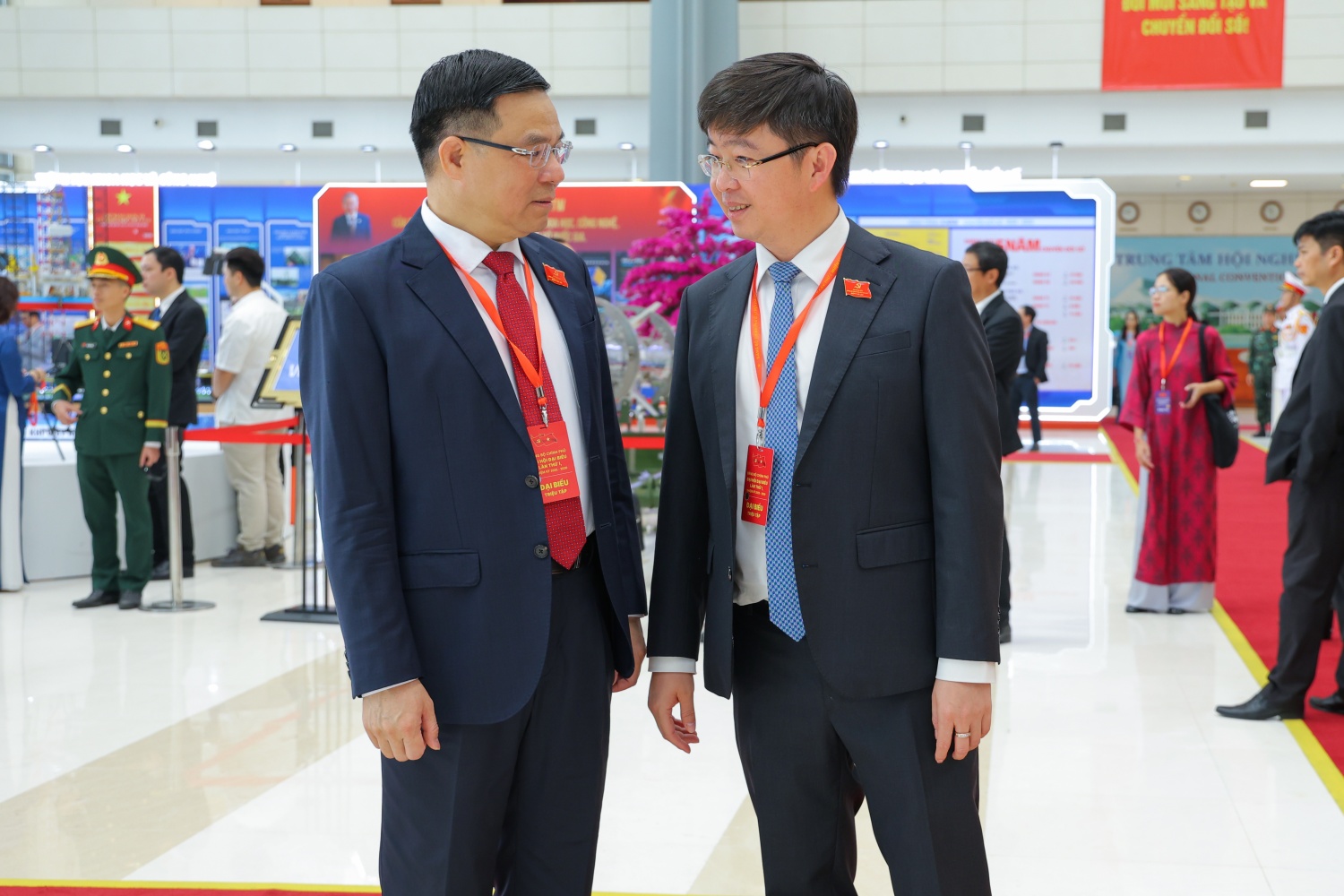 Đồng chí Lê Mạnh Hùng, Ủy viên Ban Chấp hành Đảng bộ Chính phủ, Bí thư Đảng ủy, Chủ tịch Hội đồng Thành viên Petrovietnam trao đổi với các đại biểu dự Đại hội.