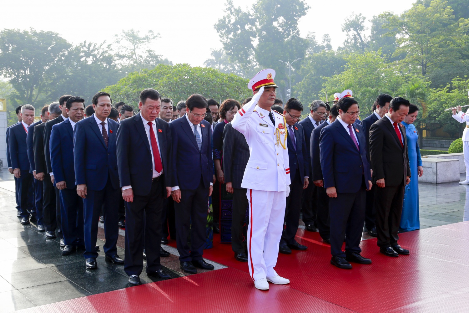 Đoàn đại biểu dự Đại hội Đảng bộ Chính phủ lần thứ nhất đặt vòng hoa và dâng hương tại Đài tưởng niệm các Anh hùng Liệt sĩ.