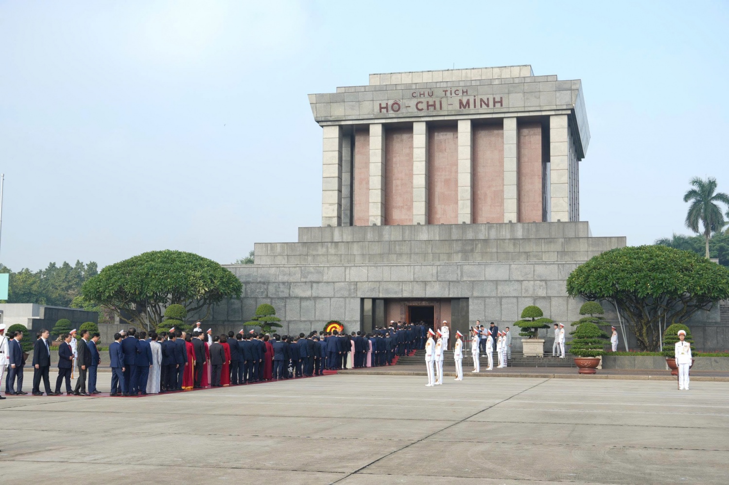 Đoàn đại biểu dự Đại hội Đảng bộ Chính phủ lần thứ nhất, nhiệm kỳ 2025-2030 vào Lăng viếng Chủ tịch Hồ Chí Minh.