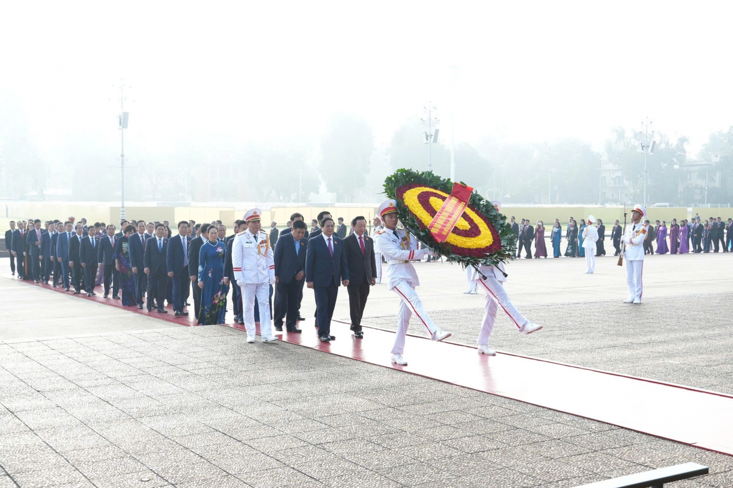 Đồng chí Phạm Minh Chính, Ủy viên Bộ Chính trị, Bí thư Đảng ủy Chính phủ, Thủ tướng Chính phủ, dẫn đầu Đoàn đại biểu dự Đại hội Đảng bộ Chính phủ lần thứ nhất, nhiệm kỳ 2025-2030 vào Lăng viếng Chủ tịch Hồ Chí Minh.