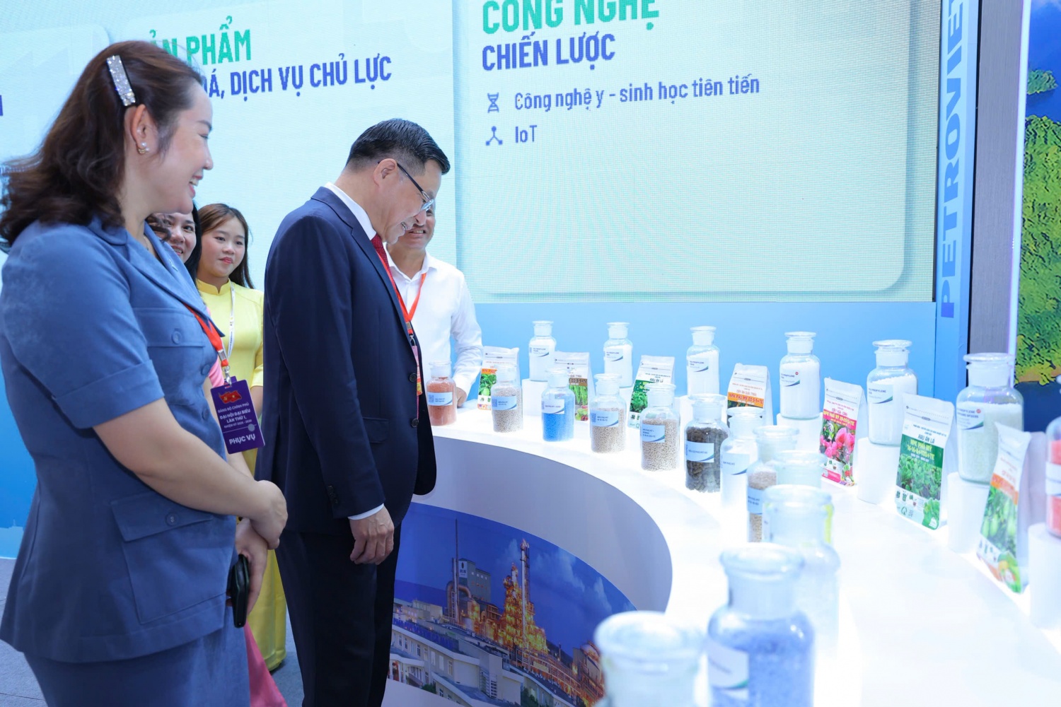 Chủ tịch HĐTV Petrovietnam Lê Mạnh Hùng kiểm tra khu vực trưng bày các sản phẩm của Tập đoàn