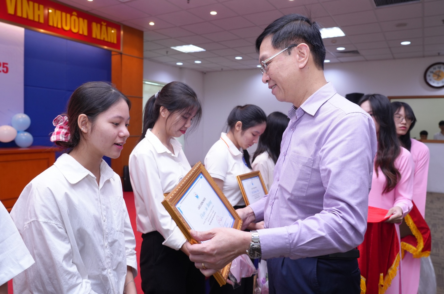 Ông Trần Quang Dũng - Phó Bí thư thường trực Đảng ủy Petrvietnam trao Giấy chứng nhận học bổng và quà cho tân sinh viên nghèo hiếu học.