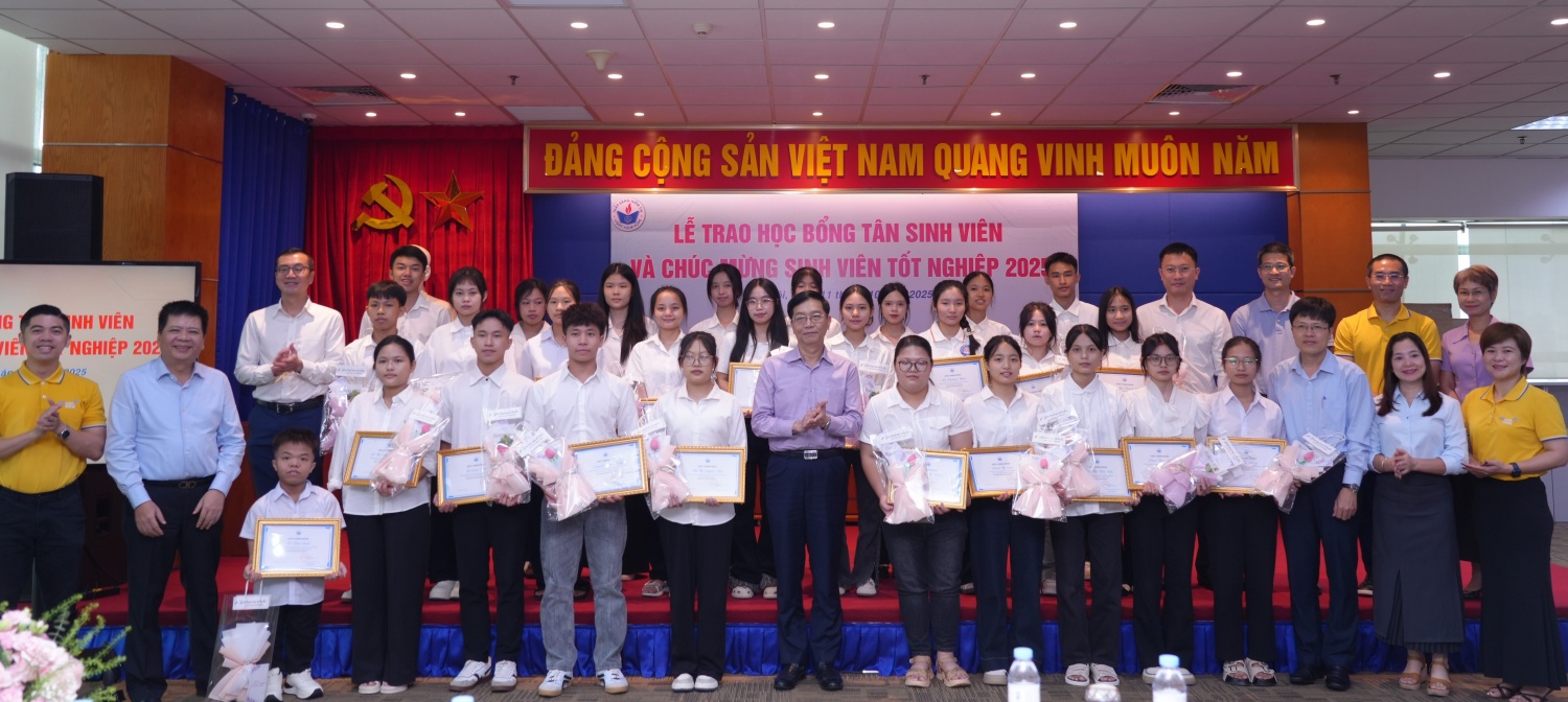 Các đại biểu trao Giấy chứng nhận học bổng và quà cho 100 sinh viên nghèo hiếu học đạt thành tích xuất sắc.