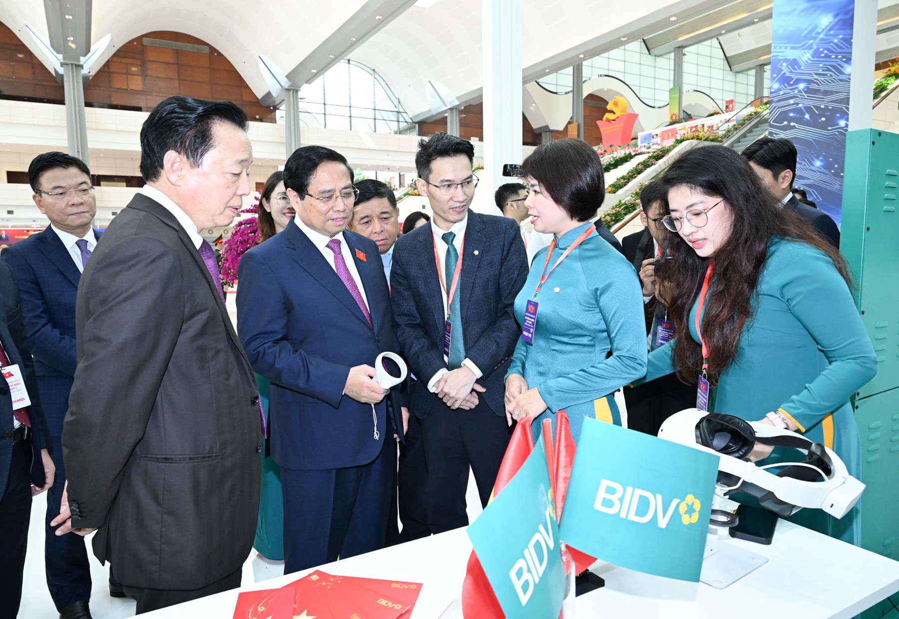 Thủ tướng Phạm Minh Chính và các đại biểu tham quan các triển lãm được tổ chức nhân dịp Đại hội - Ảnh: VGP