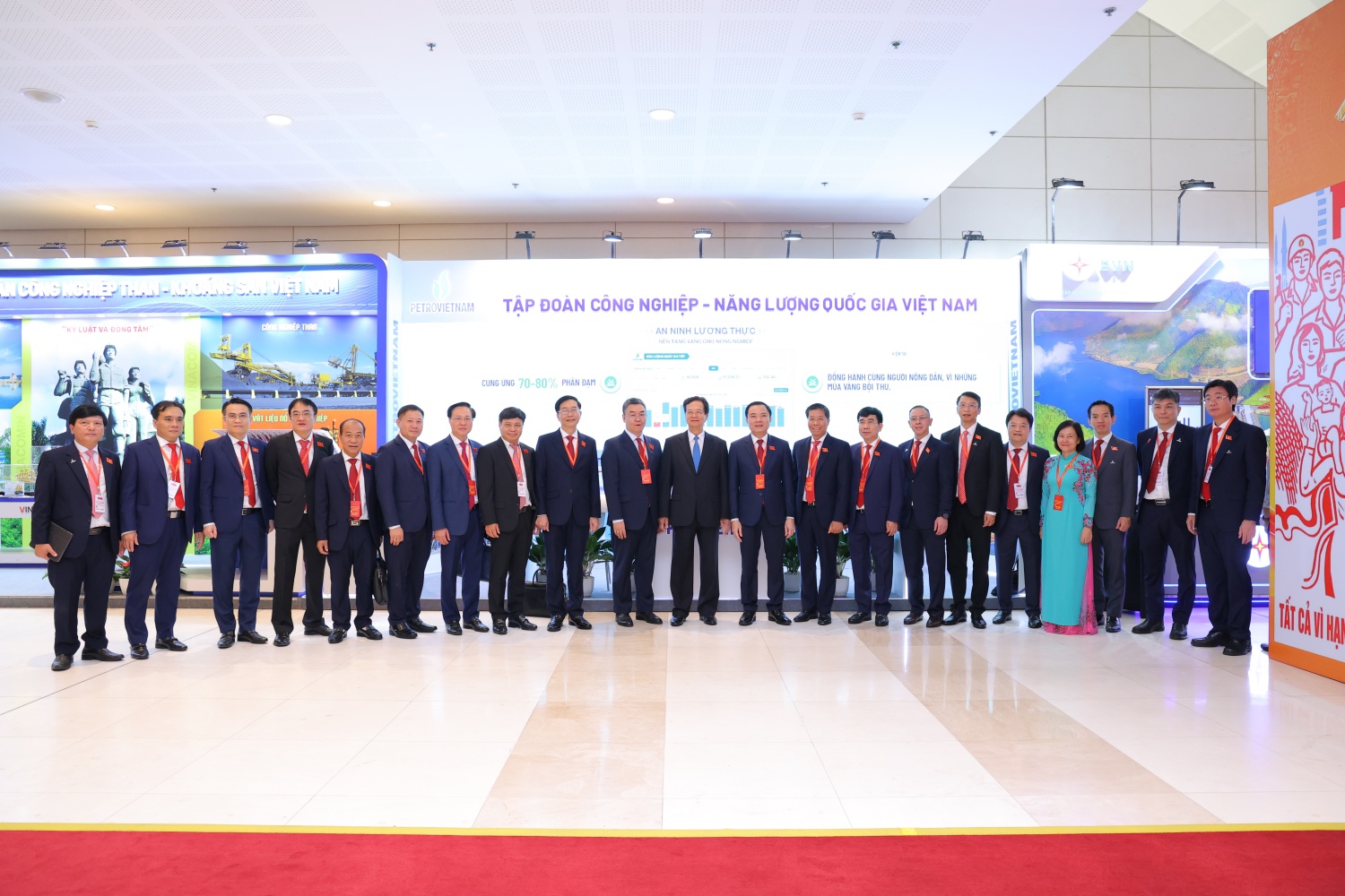 Nguyên Thủ tướng Nguyễn Tấn Dũng tham quan khu vực trưng bày các sản phẩm khoa học công nghệ, các sản phẩm mới, sản phẩm chủ lực của Petrovietnam tại Đại hội (Ảnh: Hiền Anh)