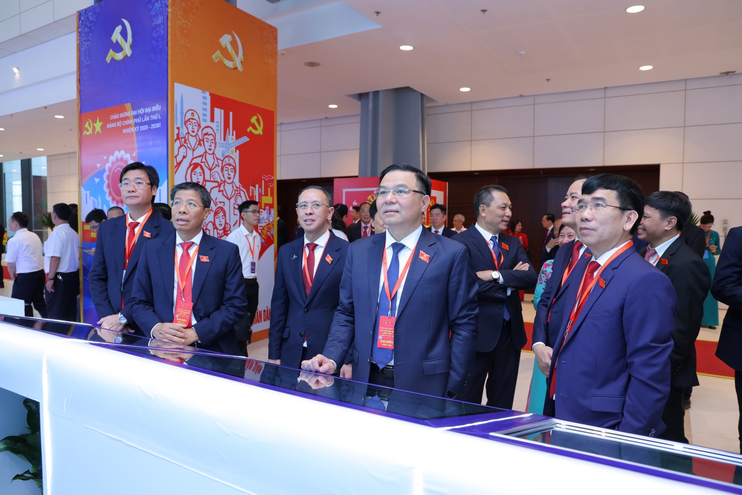 Đoàn đại biểu Đảng bộ Tập đoàn Công nghiệp - Năng lượng Quốc gia Việt Nam (Petrovietnam) tham dự Đại hội gồm 15 đồng chí, do đồng chí Lê Mạnh Hùng, Ủy viên Ban Chấp hành Đảng bộ Chính phủ, Bí thư Đảng ủy, Chủ tịch Hội đồng Thành viên Tập đoàn làm trưởng đoàn (Ảnh: Hiền Anh)