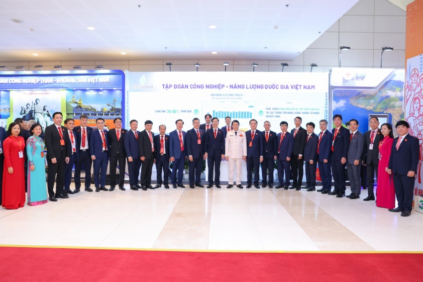 Đồng chí Đại tướng Lương Tam Quang, Ủy viên Bộ Chính trị, Bộ trưởng Bộ Công an tham quan khu vực triển lãm của Petrovietnam