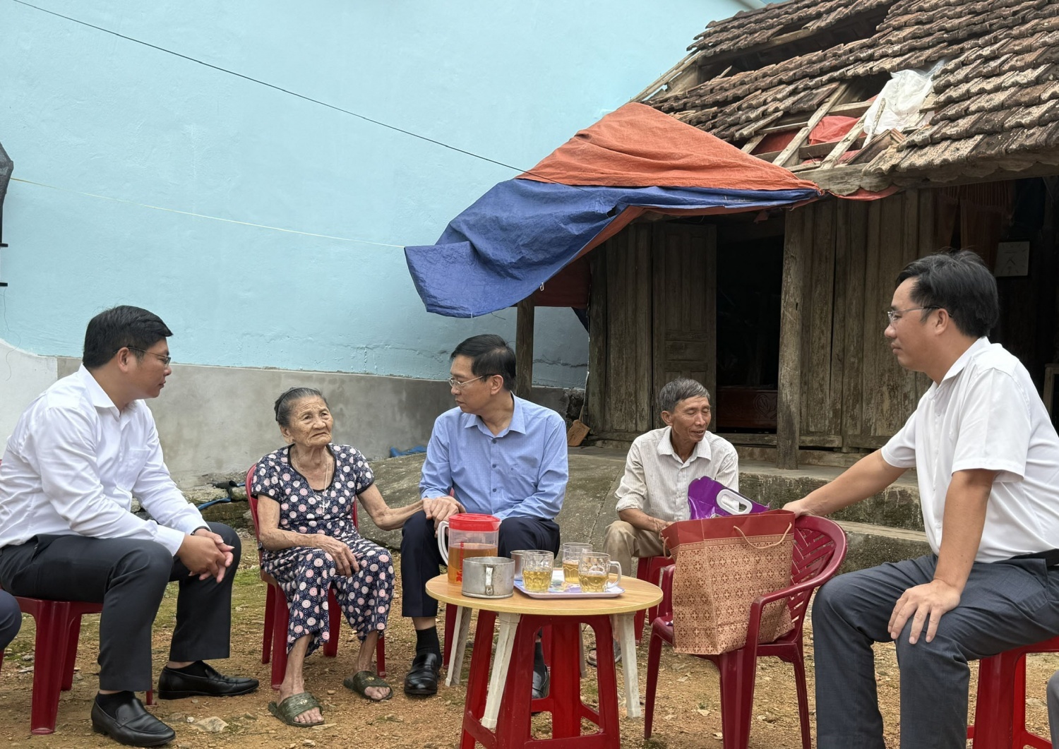 Ông Trần Quang Dũng - Phó Bí thư thường trực Đảng ủy Petrovietnam thăm hỏi, động viên người dân bị ảnh hưởng bởi bão số 10 tại Quảng Trị.