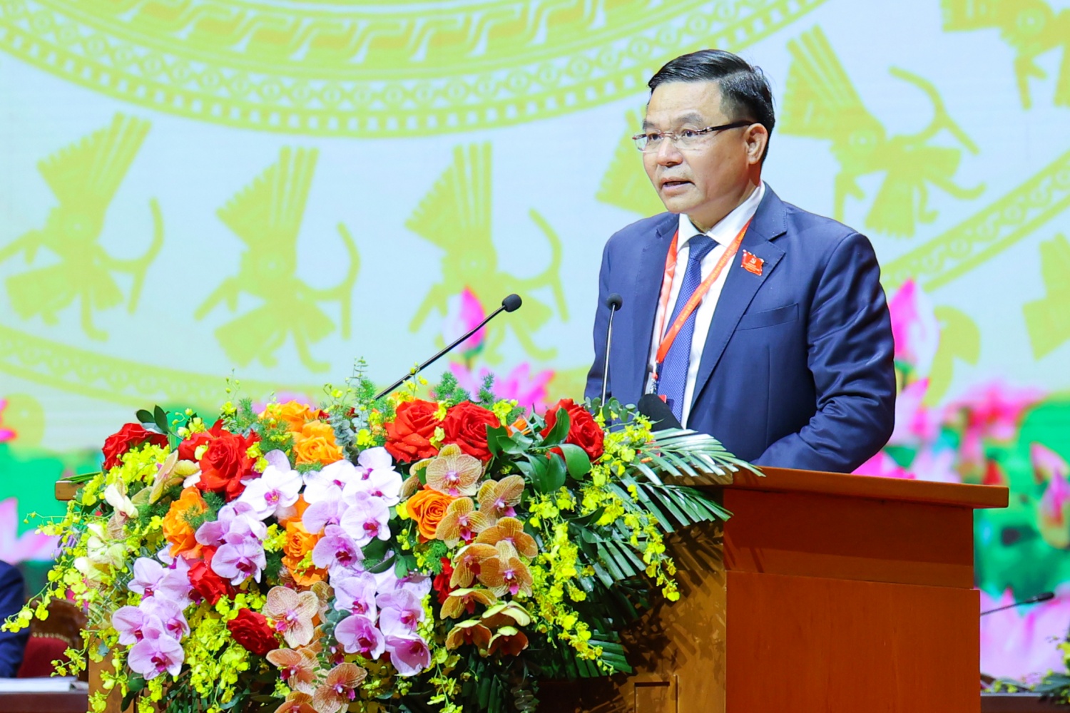 Bí thư Đảng ủy, Chủ tịch HĐTV Petrovietnam Lê Mạnh Hùng trình bày tham luận tại Đại hội đại biểu Đảng bộ Chính phủ lần thứ I.