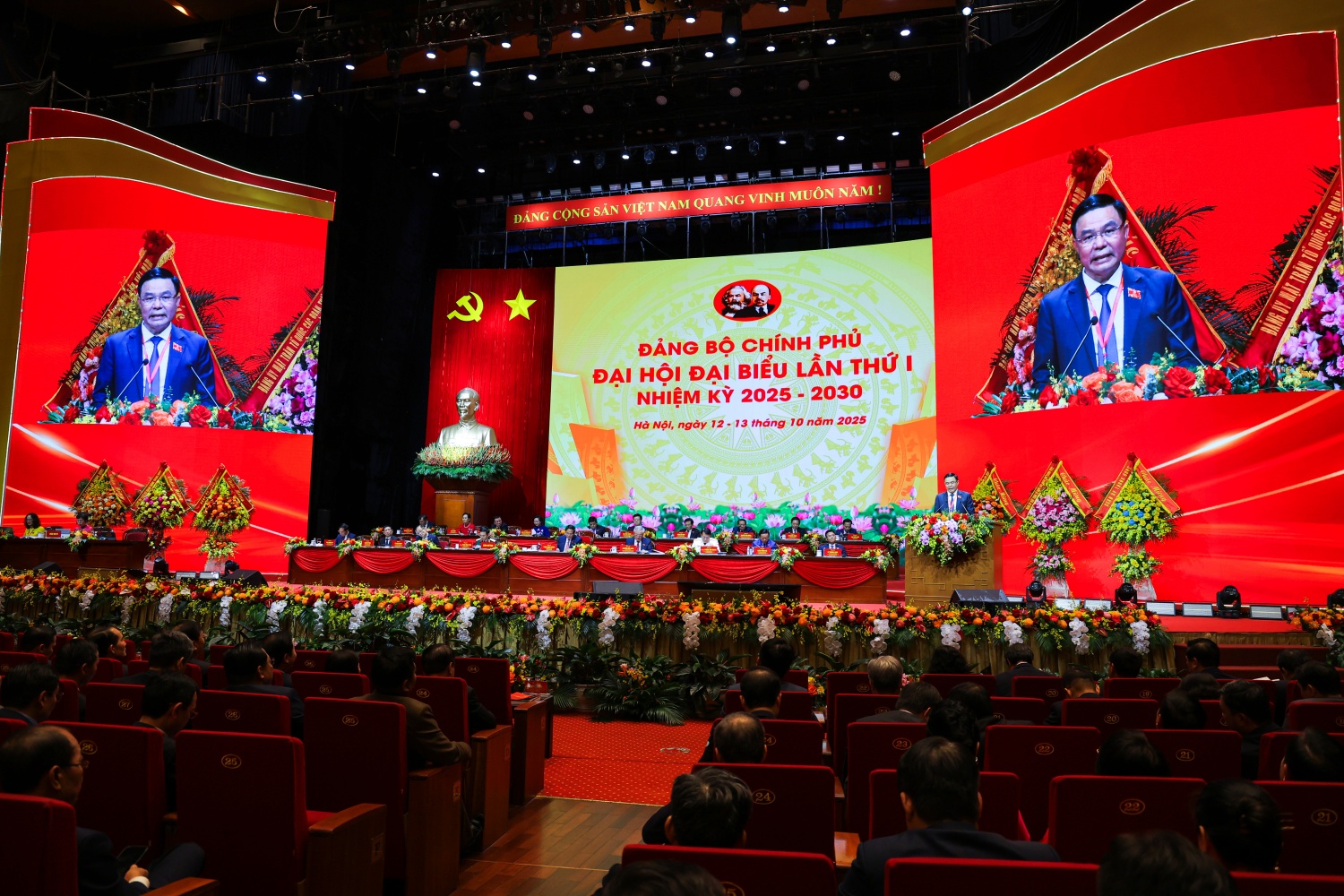 Đồng chí Lê Mạnh Hùng khẳng định: “Petrovietnam xác định nhiệm kỳ 2025-2030 là giai đoạn phát triển đột phá, tốc độ nhanh, hiệu quả cao, với sứ mệnh kép: vừa bảo đảm an ninh năng năng lượng, vừa dịch chuyển xanh bền vững, để hiện thực hóa các mục tiêu chiến lược”.