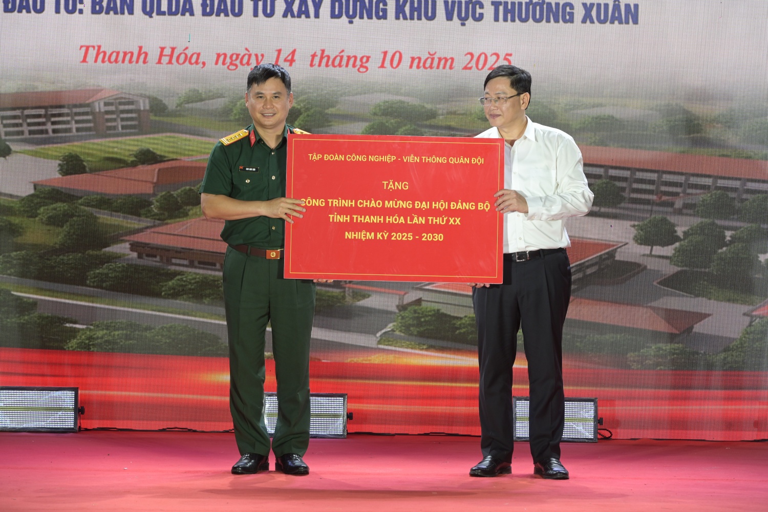 Đại diện Viettel trao kinh phí tài trợ xây dựng dự án