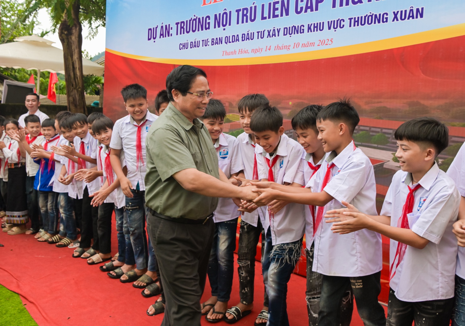 Thủ tướng Phạm Minh Chính và các em học sinh xã miền núi Bát Mọt