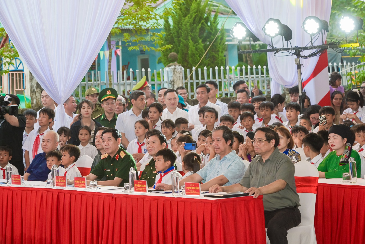 Cùng dự lễ khởi công có các đồng chí Ủy viên Trung ương Đảng: Bộ trưởng Bộ Giáo dục và Đào tạo Nguyễn Kim Sơn; Đại tướng Nguyễn Tân Cương, Tổng Tham mưu trưởng Quân đội Nhân dân Việt Nam, Thứ trưởng Bộ Quốc phòng; Trung tướng Nguyễn Văn Gấu, Thứ trưởng Bộ Quốc phòng; Bí thư Tỉnh ủy Thanh Hóa Nguyễn Doãn Anh; cùng lãnh đạo các bộ, ngành Trung ương và địa phương; lãnh đạo Petrovietnam, Viettel và đông đảo các thầy cô giáo, phụ huynh, học sinh.