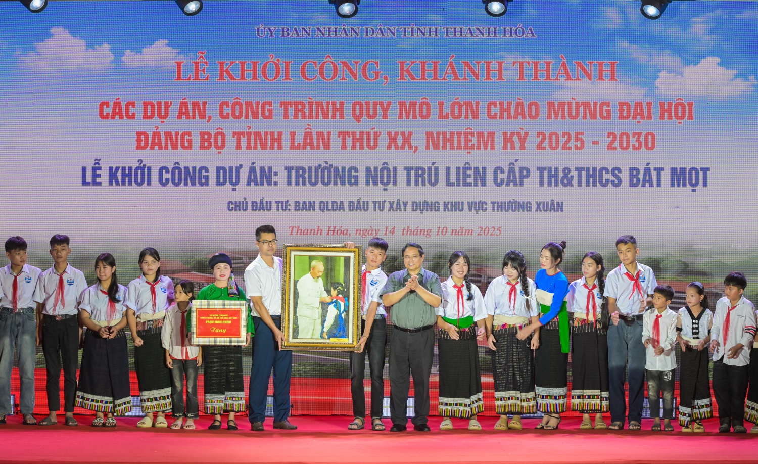 Thủ tướng trao bức tranh 