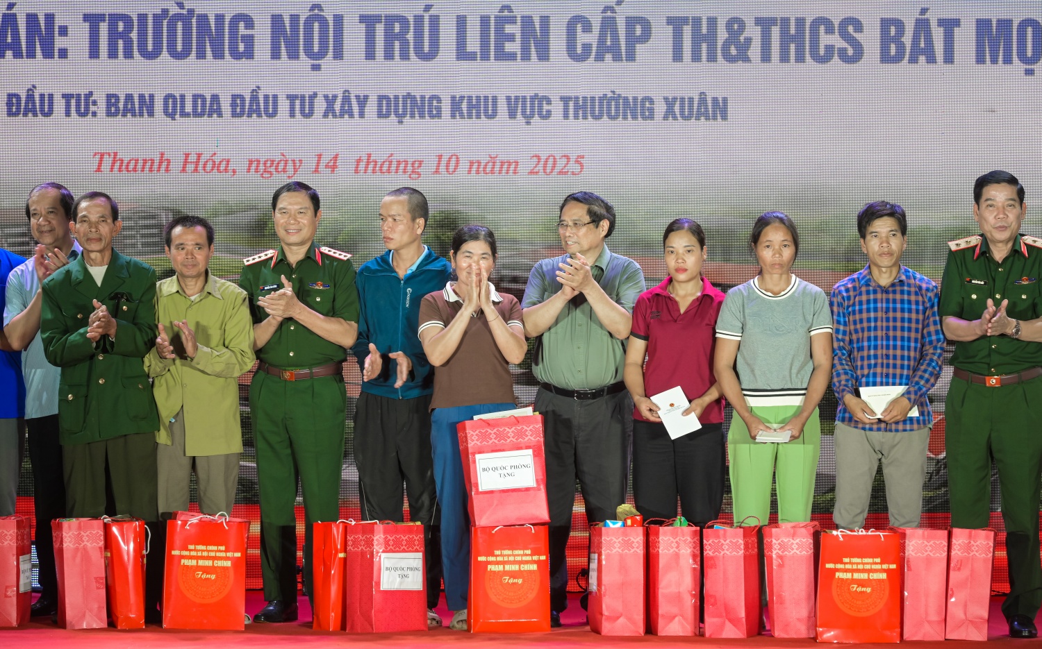 Thủ tướng Chính phủ Phạm Minh Chính trao các phần quà ý nghĩa cho các gia đình có hoàn cảnh khó khăn, các hộ bị thiệt hại do thiên tai bão lũ trên địa bàn 2 xã Yên Nhân và Bát Mọt.