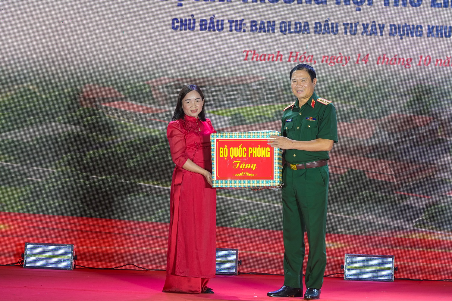 Đại tướng Nguyễn Tân Cương, Tổng Tham mưu trưởng Quân đội Nhân dân Việt Nam, Thứ trưởng Bộ Quốc phòng tặng quà cho thầy và trò nhà trường