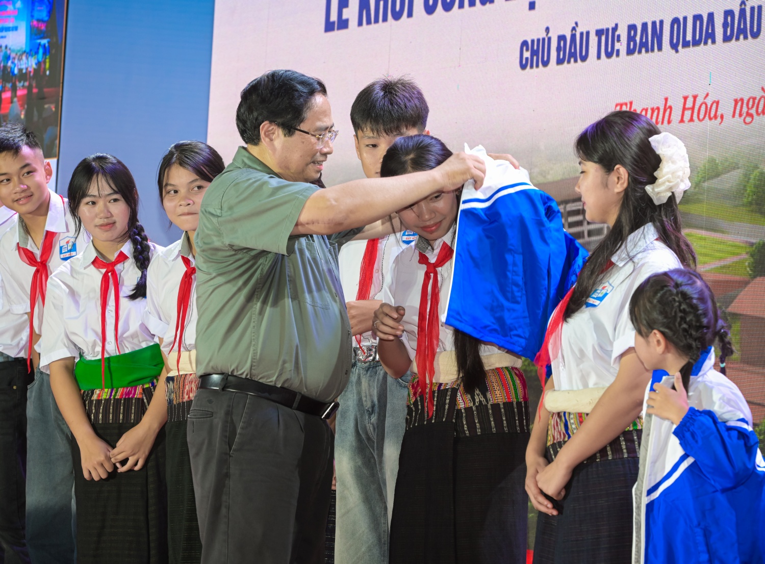 Thủ tướng Chính phủ gửi tặng áo ấm cho toàn thể 618 học sinh Trường nội trú liên cấp Tiểu học và Trung học cơ sở Bát Mọt.