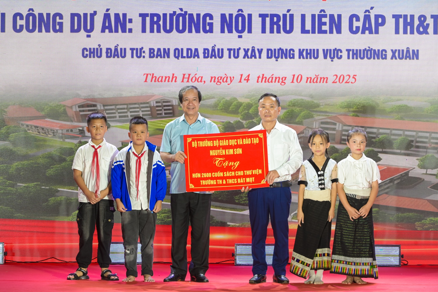 Nhân dịp này, đồng chí Nguyễn Kim Sơn, Ủy viên Trung ương Đảng, Bộ trưởng Bộ Giáo dục và Đào tạo tặng thư viện trường Tiểu học và THCS Bát Mọt hơn 2.600 cuốn sách
