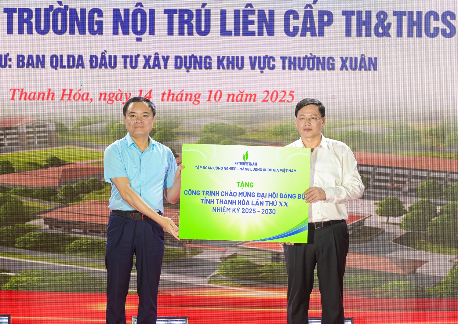 Đồng chí Lê Ngọc Sơn, Tổng Giám đốc Petrovietnam trao kinh phí tài trợ thực hiện dự án.