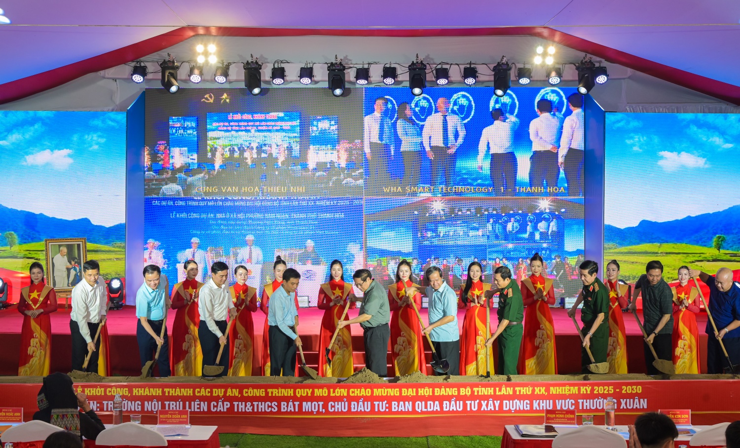 Thủ tướng Phạm Minh Chính và các đại biểu thực hiện nghi thức khởi công Trường nội trú liên cấp Tiểu học và Trung học cơ sở Bát Mọt