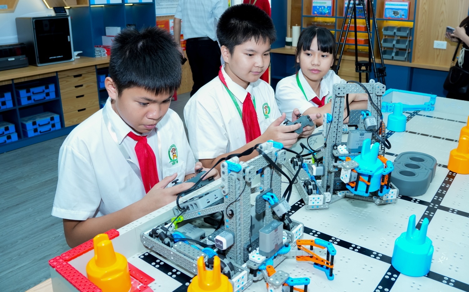 Các em học sinh Trường THCS Tây Mỗ thực hành trên các thiết bị của phòng thực hành STEM