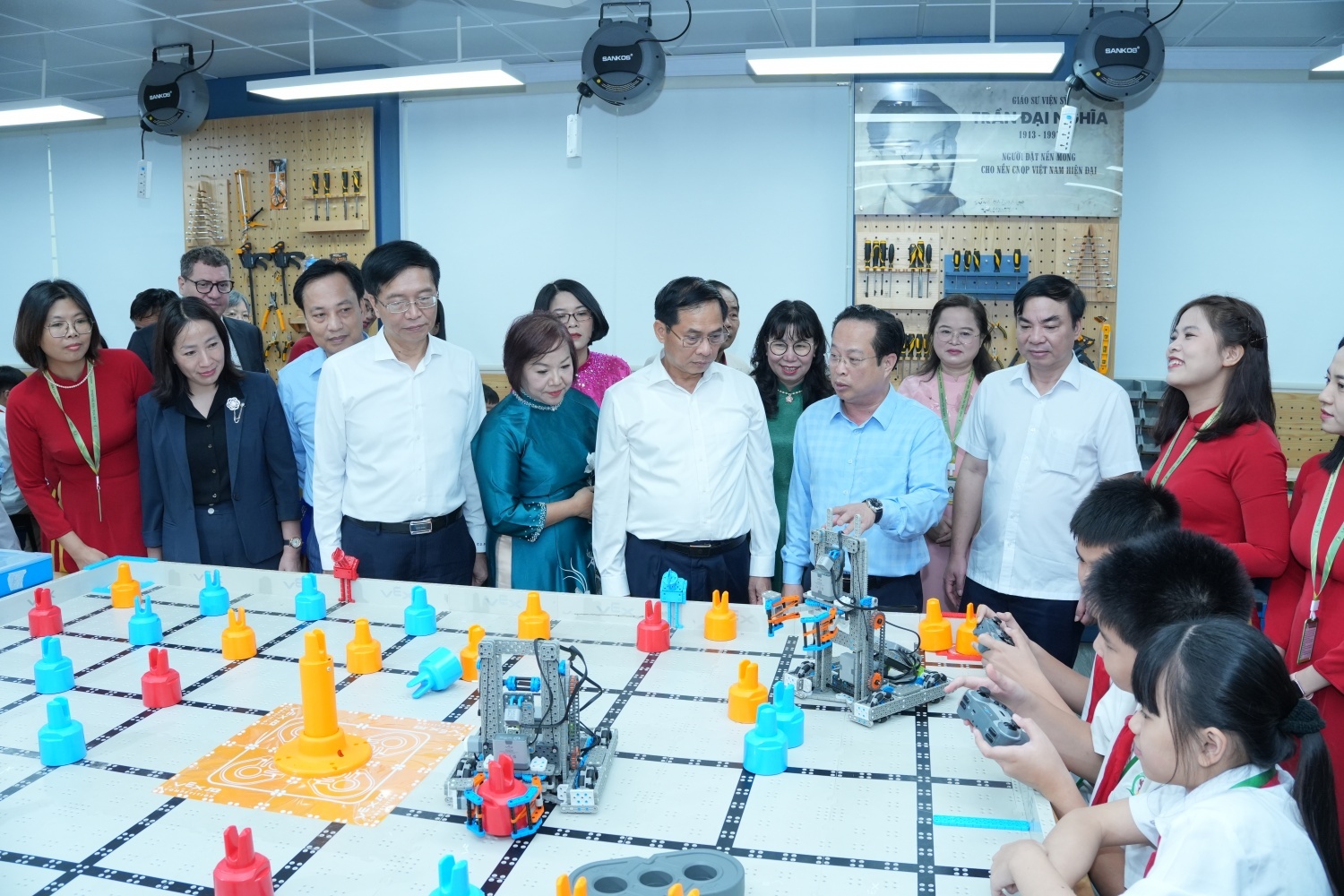 Phó Thủ tướng Bùi Thanh Sơn nghe lãnh đạo Trường THCS Tây Mỗ (Hà Nội) chia sẻ về trải nghiệm của các em học sinh tại phòng thực hành STEM
