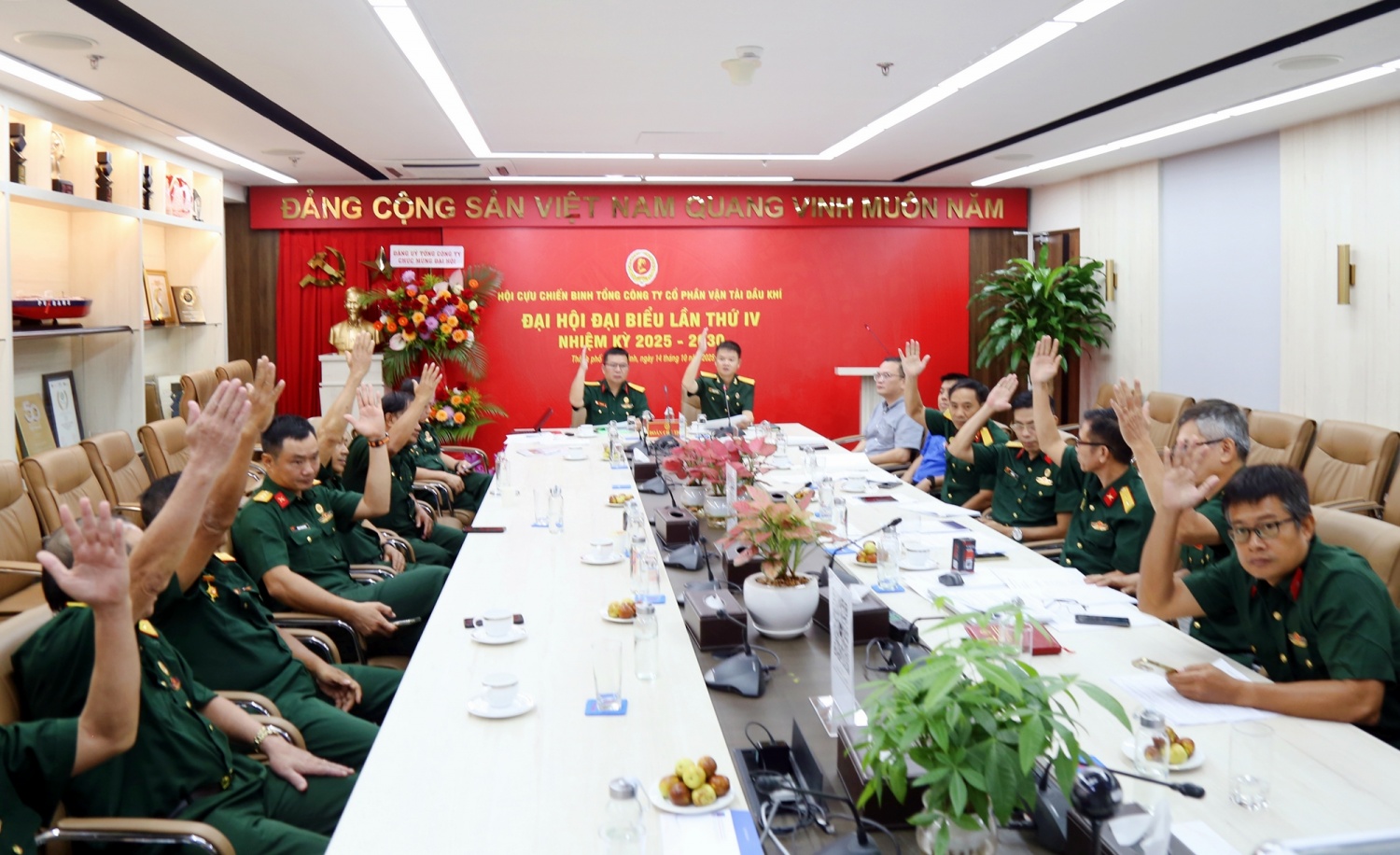 Các đại biểu biểu quyết thông qua một số nội dung tại Đại hội