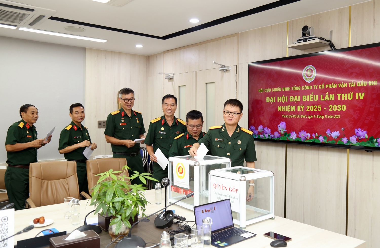 Các đại biểu bầu Ban Chấp hành Hội CCB PVTrans khóa IV, nhiệm kỳ 2025-2030 và bầu Đoàn đại biểu tham dự Đại hội Hội CCB Petrovietnam.