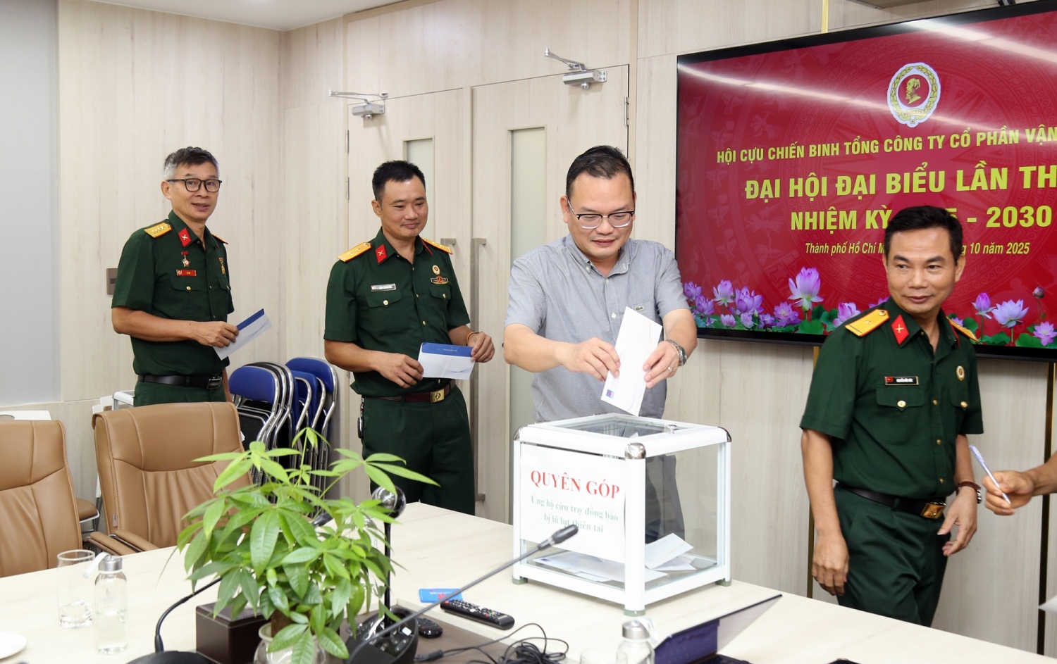Các đại biểu tổ chức quyên góp, ủng hộ đồng bào miền Trung bị ảnh hưởng bởi bão lũ.
