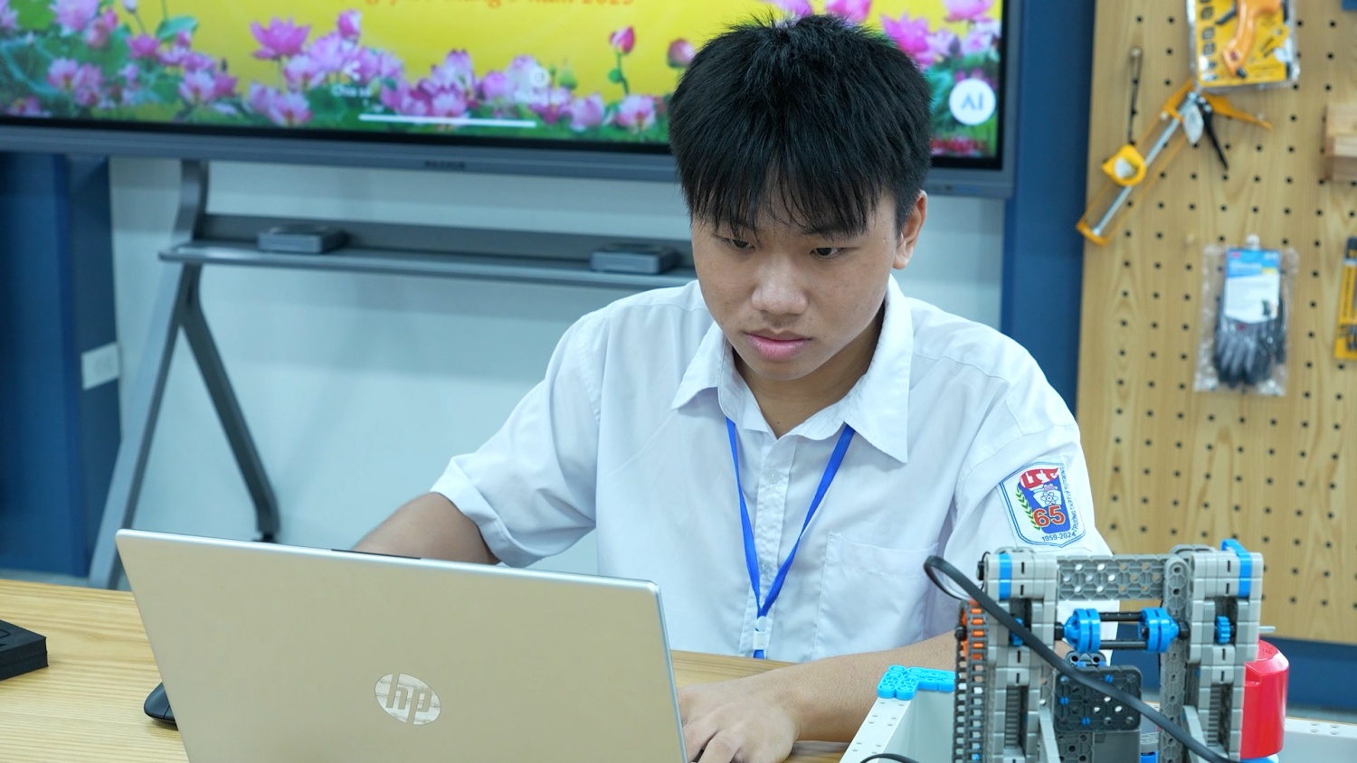 Em Nguyễn Tuấn Anh, học sinh lớp 12A2, Trường THPT Lý Tự Trọng (Ninh Bình): Phòng thực hành STEM là nơi em có thể thỏa sức sáng tạo, biến ý tưởng thành hiện thực.