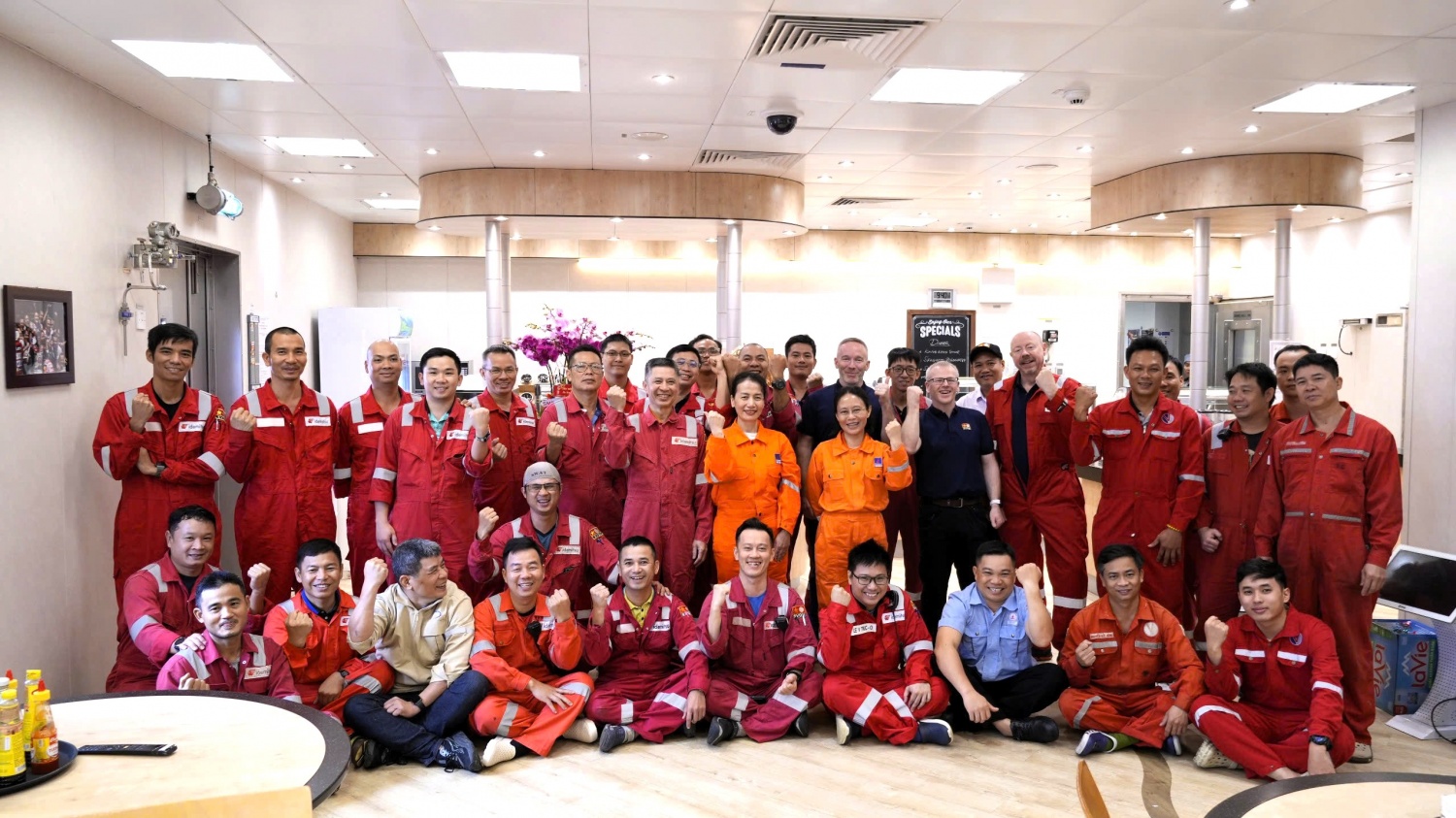 Chị Mai Thị Hoài Hương cùng đội ngũ vận hành dự án Sao Vàng – Đại Nguyệt.