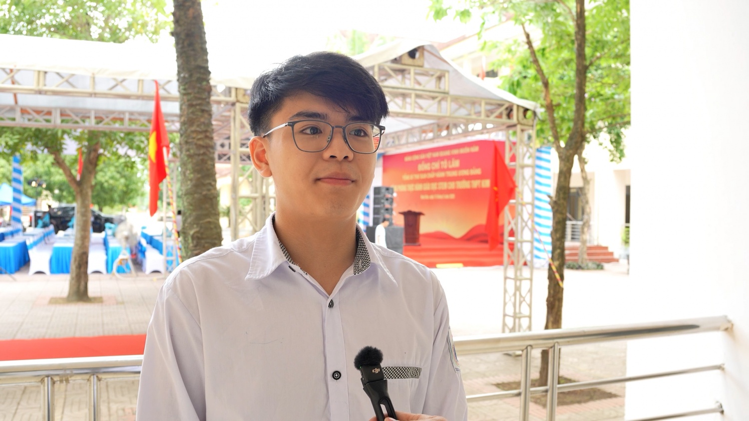 Em Đặng Vũ Đức Duy - học sinh lớp 11A1, Trường THPT Kim Liên (Nghệ An) chia sẻ về trải nghiệm tiếp cận các thiết bị trong phòng thực hành STEM.