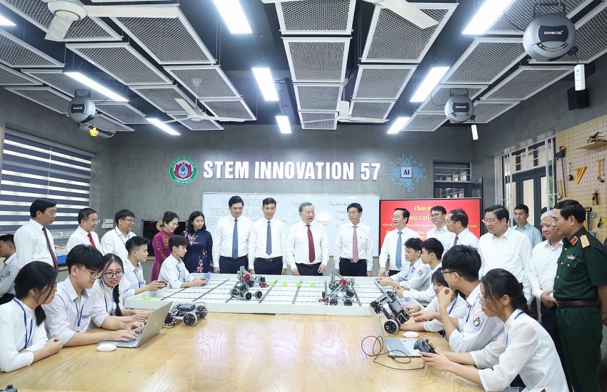 Tổng Bí thư Tô Lâm cùng đoàn công tác tham quan phòng thực hành STEM tại Trường THPT Kim Liên (Nghệ An)