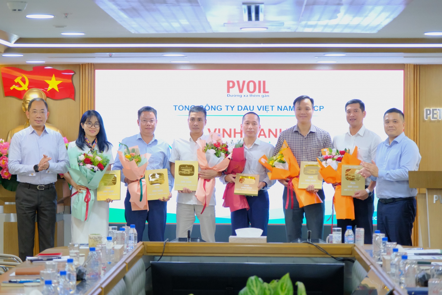 Đồng chí Cao Hoài Dương và đồng chí Nguyễn Đăng Trinh trao biểu trưng vinh danh cho đại diện các đơn vị có CHXD tiêu biểu