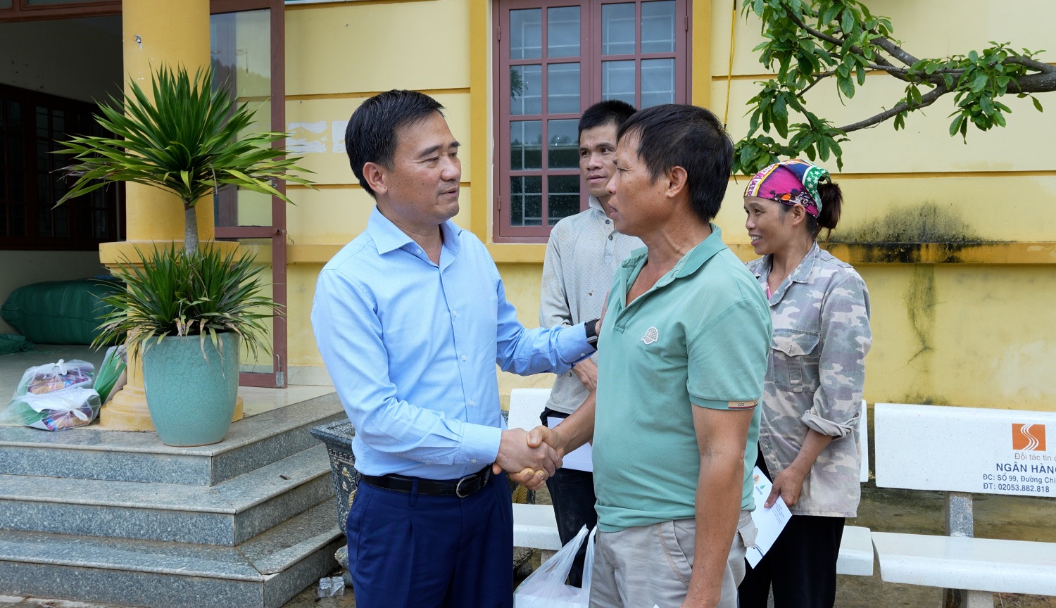 Trước đó, đoàn công tác Petrovietnam đã đến xã Tuấn Sơn - một trong những địa phương chịu ảnh hưởng nặng nề nhất tại tỉnh Lạng Sơn do cơn bão số 11 để trực tiếp trao hỗ trợ cho người dân