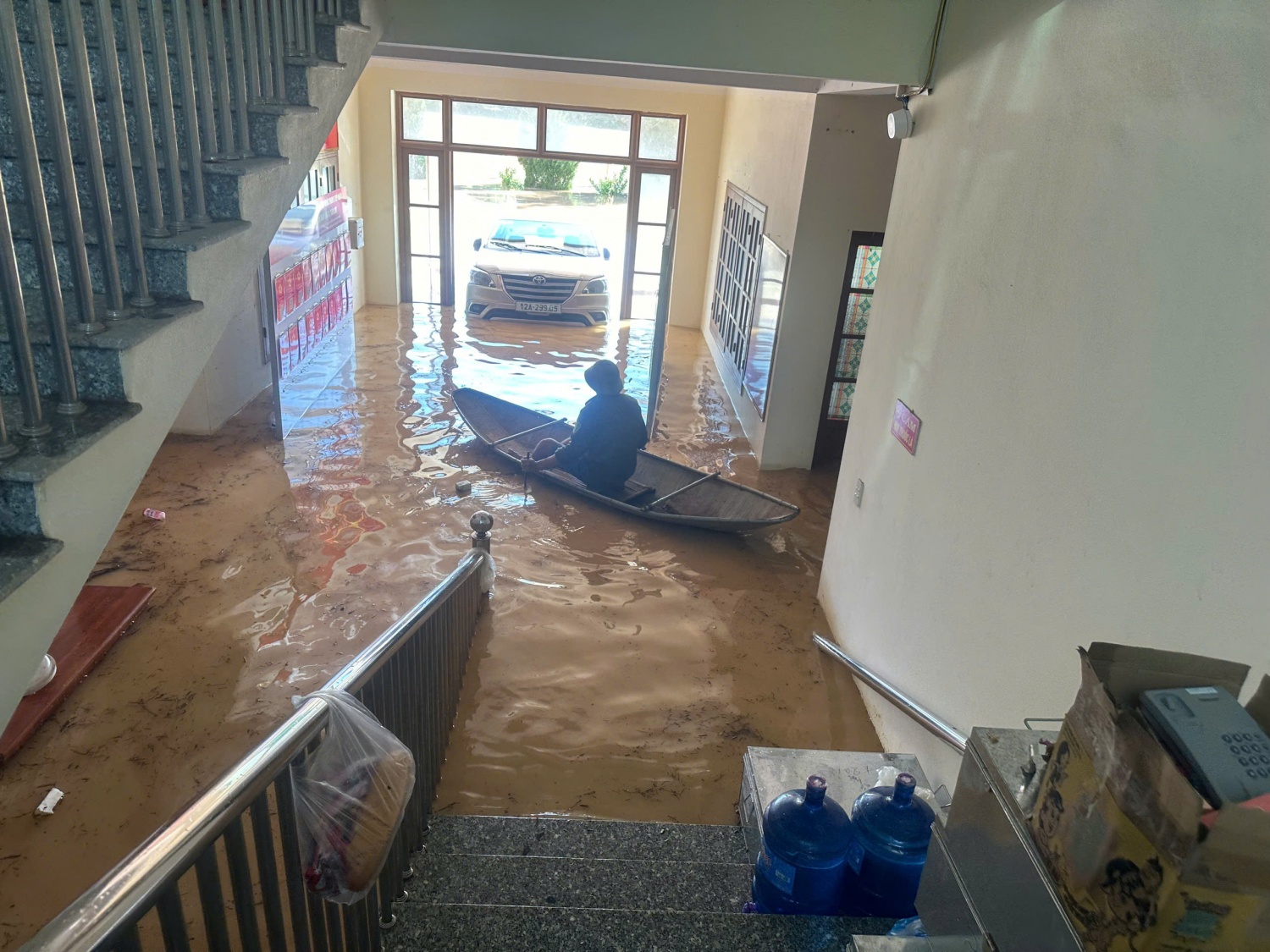 Theo ghi nhận, tại tỉnh Lạng Sơn, hoàn lưu bão gây mưa lớn trên diện rộng, làm 18 xã bị ảnh hưởng. Khoảng 5.500 ngôi nhà nhà bà con bị sập, ngập và bị lở đất. Lĩnh vực nông nghiệp chịu thiệt hại nặng nề, 1 triệu ha đất trồng bị ảnh hưởng. Tại các cơ sở giáo dục, 67 trường bị ngập, trong đó có đến 52 trường thiệt hại gần như 100% trang thiết bị dạy học... Tổng thiệt hại xấp xỉ 2.000 tỷ đồng