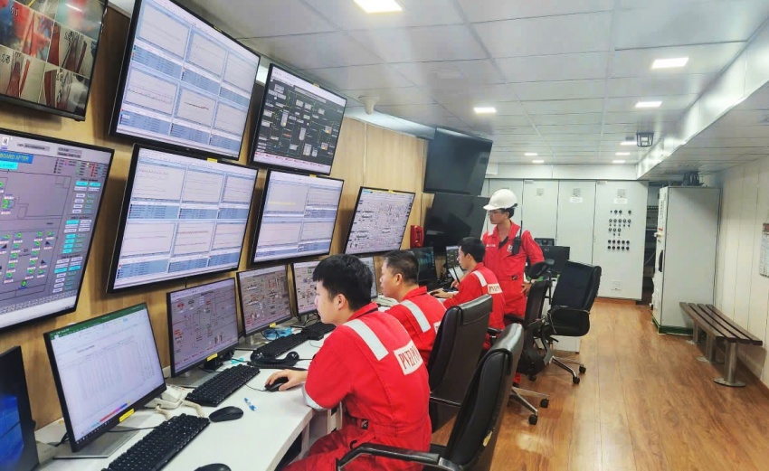 Do cấu trúc các giếng được thiết kế khác thường nên công tác vận hành trên giàn Đại Hùng 01 đòi hỏi độ chính xác tuyệt đối, người kỹ sư phải vừa nắm chắc công nghệ, vừa tuân thủ nghiêm ngặt quy trình. .