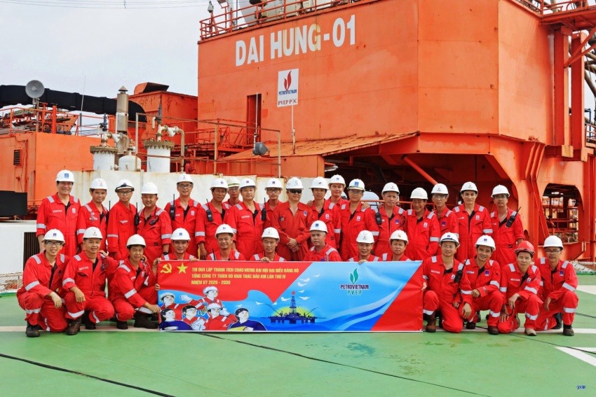 Giàn trưởng Nguyễn Duy Tứ và cán bộ kỹ sư người lao động trên Giàn Đại Hùng 01