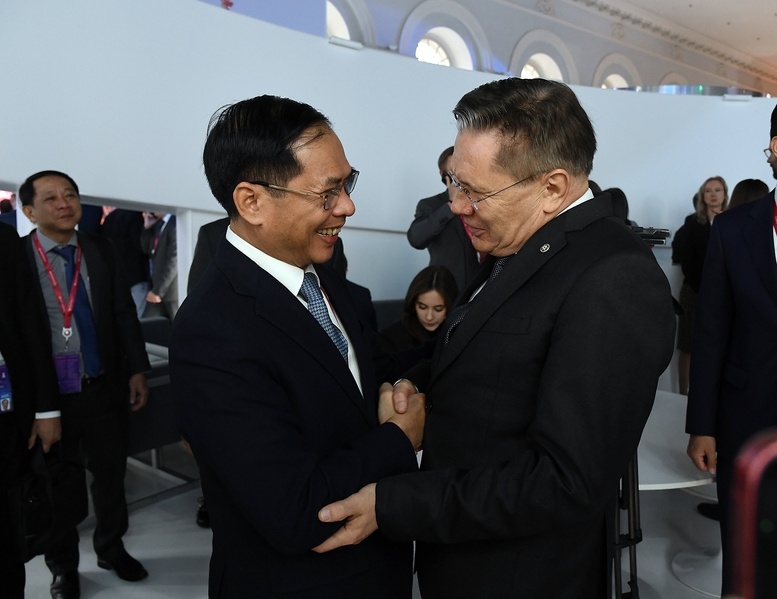 Phó Thủ tướng Chính phủ Bùi Thanh Sơn tiếp ông Likhachev, Tổng Giám đốc Rosatom - Ảnh: VGP/Hải Minh