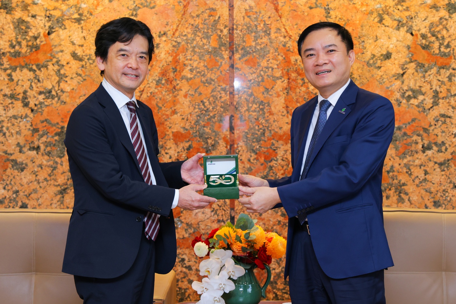 Tổng Giám đốc Petrovietnam Lê Ngọc Sơn tặng quà lưu niệm cho lãnh đạo Mitsui