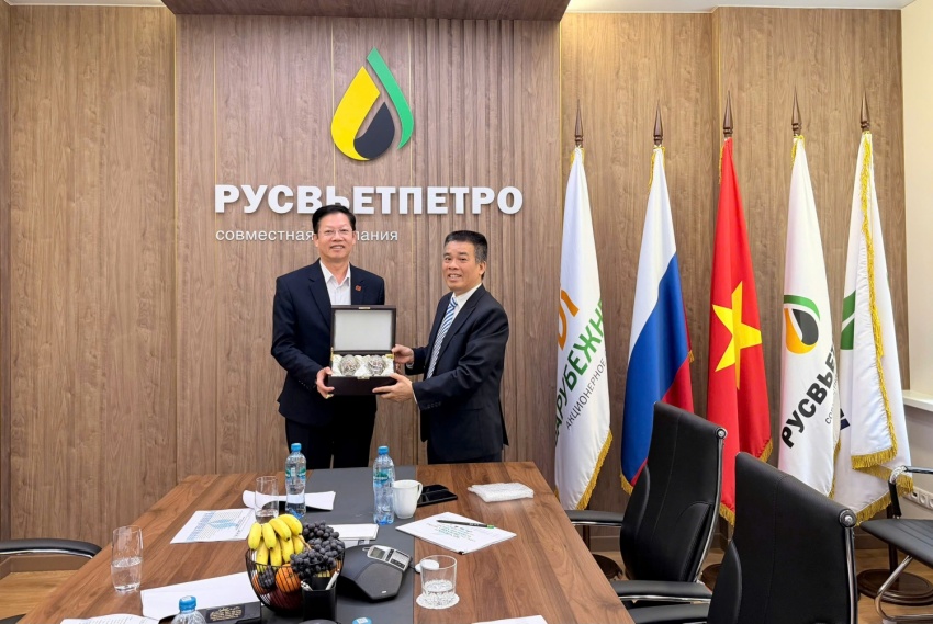 Đại diện Rusvietpetro tặng quà lưu niệm cho lãnh đạo Vietsovpetro.