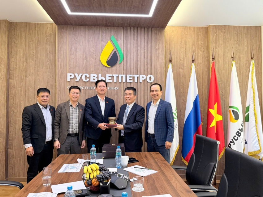 Đại diện Vietsovpetro tặng quà lưu niệm cho Cụm trưởng Rusvietpetro.
