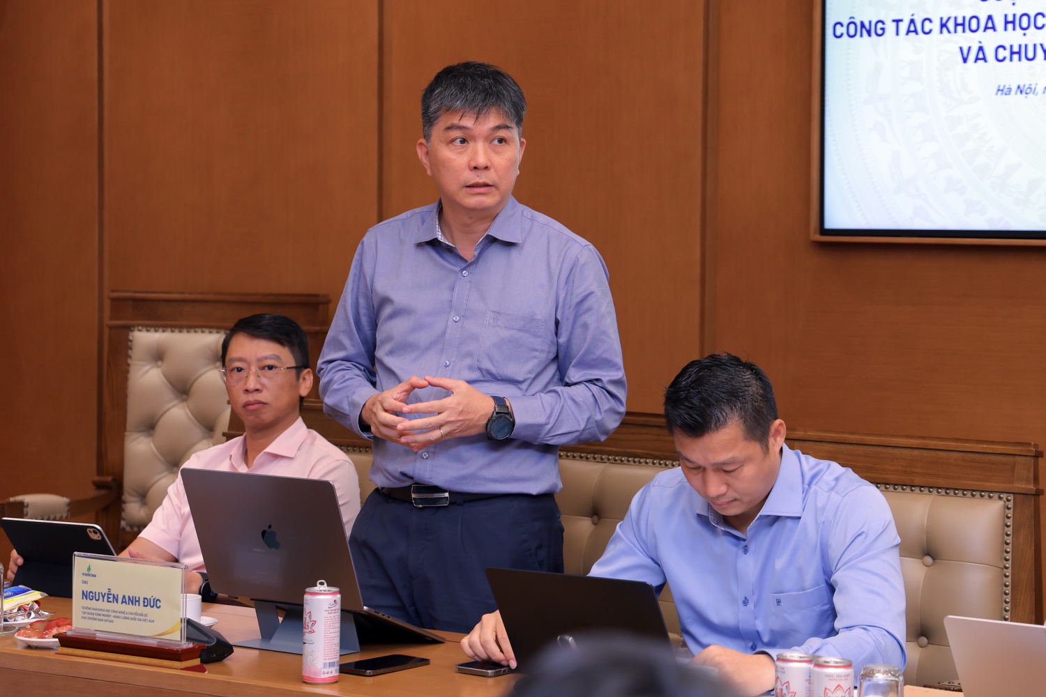 Ông Nguyễn Anh Đức, Trưởng Ban Khoa học Công nghệ và Chuyển đổi số Petrovietnam báo cáo tại cuộc họp.