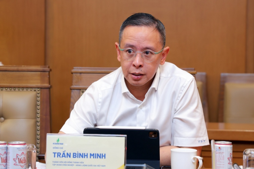 Thành viên HĐTV Petrovietnam Trần Bình Minh trao đổi tại cuộc họp.