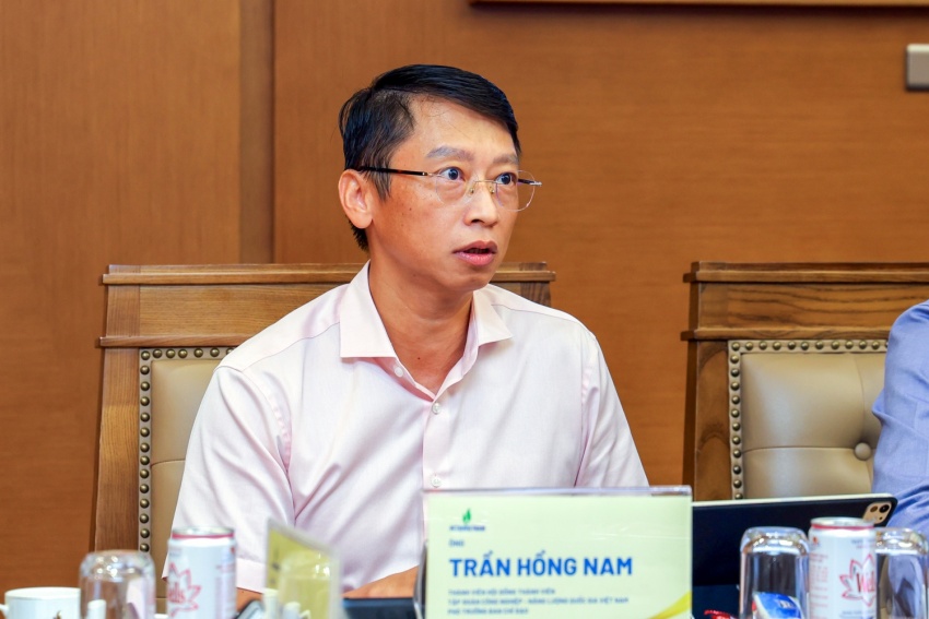 Thành viên HĐTV Petrovietnam Trần Hồng Nam trao đổi tại cuộc họp