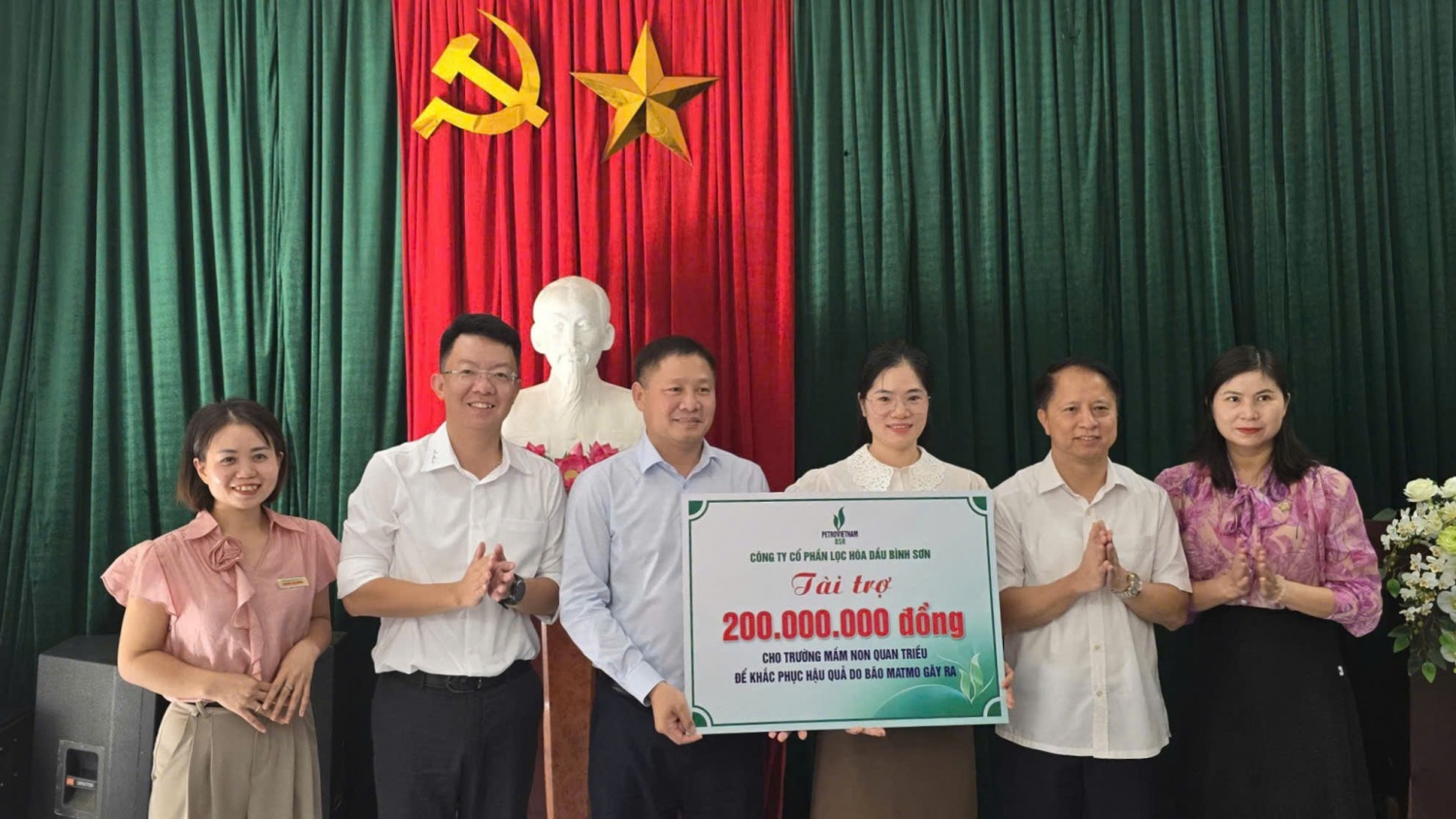 Ông Bùi Ngọc Dương, Bí thư Đảng ủy, Chủ tịch HĐQT BSR trao biểu trưng hỗ trợ 200 triệu đồng cho Trường Mầm non Quan Triều.