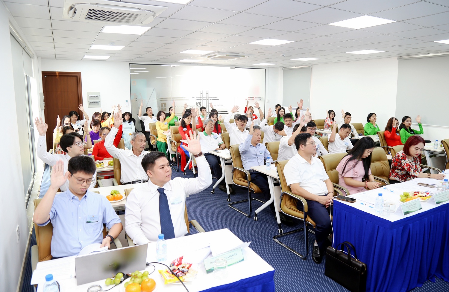 Công đoàn PVE: Đổi mới, đoàn kết, vì sự phát triển bền vững Đại biểu tham gia biểu quyết thông qua một số nội dung tại Đại hội.