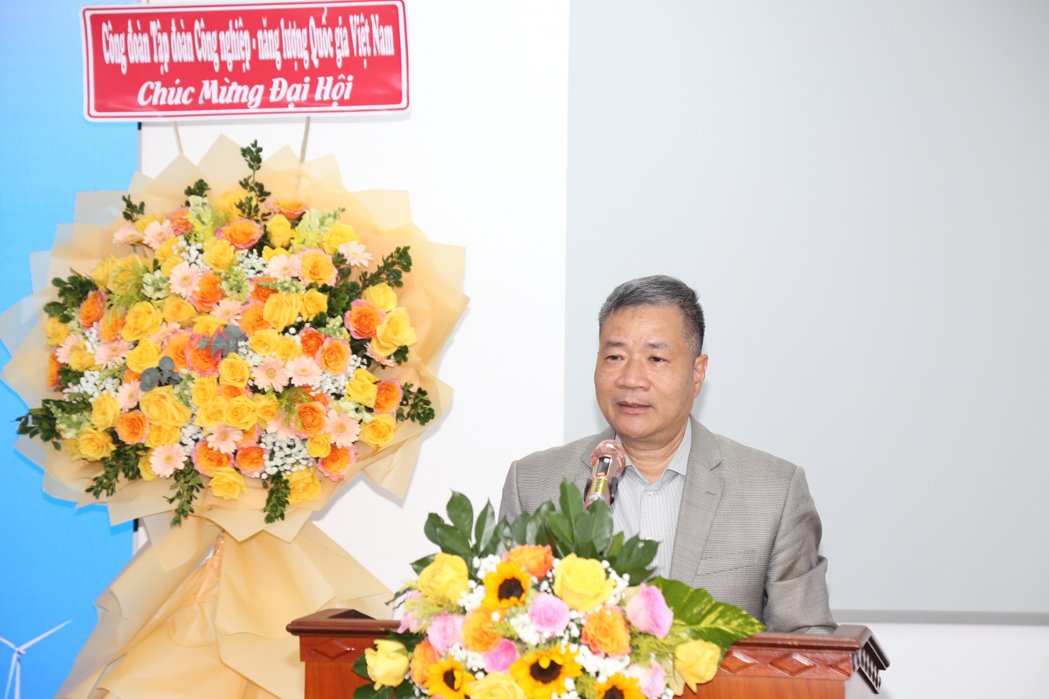 Công đoàn PVE: Đổi mới, đoàn kết, vì sự phát triển bền vững Đồng chí Tạ Đức Tiến nhấn mạnh: PVE là đơn vị tư vấn - thiết kế, chuyên môn về kỹ thuật, vì vậy cần đặc biệt chú trọng thúc đẩy phong trào sáng kiến, cải tiến kỹ thuật, coi đây là tiêu chí quan trọng thể hiện năng lực và vị thế của đội ngũ kỹ sư, chuyên gia PVE.